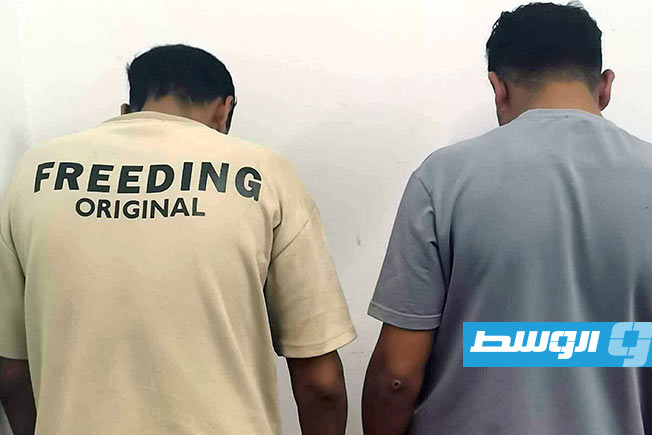 شخصان جرى ضبطهما متلبسين بحيازة أسلحة ومخدرات في صبراتة، 29 يونيو 2025. (أمن صبراتة)