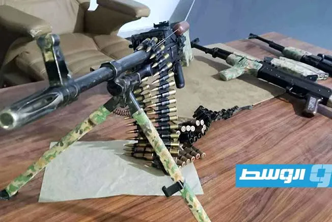 ضبط أسلحة ومخدرات داخل سيارة مشبوهة في صبراتة