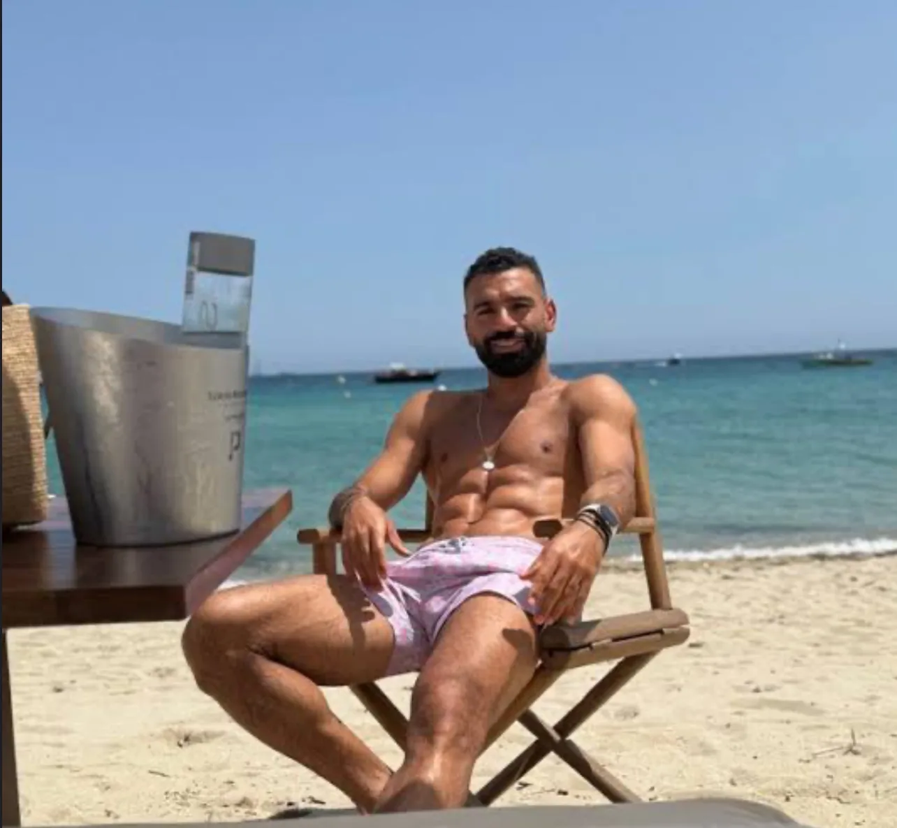 محمد صلاح يستمتع بإجازته مع لاعبي كرة القدم المشاهير.. والجماهير تطرح تساؤلات حول المستقبل محمد صلاح يستمتع بإجازته مع لاعبي كرة القدم المشاهير.. والجماهير تطرح تساؤلات حول المستقبل