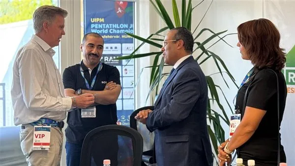 السفير المصري في المجر يلتقي ببعثة الخماسي الحديث ويحتفل بالنجاح العالمي معهم