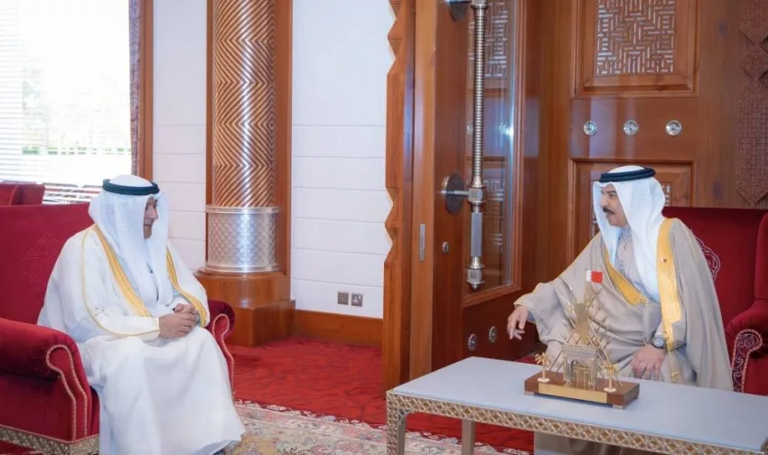 ملك البحرين والأمين العام لمجلس التعاون يناقشان تعزيز التعاون الخليجي