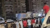 انتشال جثة امرأة بعد تحطيم السيارة بسبب سقوط رافعة عليها على طريق الأوتوستراد