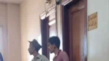 حبس مالك السيارة في حادث طريق المنوفية بعد تمكينه السائق من القيادة بدون رخصة 
أصدرت النيابة العامة قرارًا بحبس مالك السيارة، التي تسببت في حادث الطريق الإقليمي بمحافظة المنوفية، لتمكينه المتهم من قيادتها وهو يعلم بأنه ليس لديه رخصة. هذا القرار جاء بعد التحقيق في الحادث المروع الذي أسفر عن وفاة تسعة عشر شخصًا وإصابة ثلاثة آخرين. أظهرت التحقيقات أن مالك السيارة خالف قانون المرور بإتاحة الفرصة للمتهم بقيادتها دون ترخيص مناسب. النيابة العامة تؤكد أنها ستستمر في إجراءات التحقيق وتعلن النتائج لاحقًا.