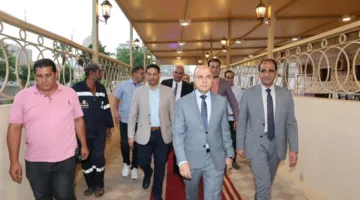 محافظ كفر الشيخ يرافق عمال النظافة أثناء جولته لتفقد تطوير مشتل التشجير في الوحدة المحلية