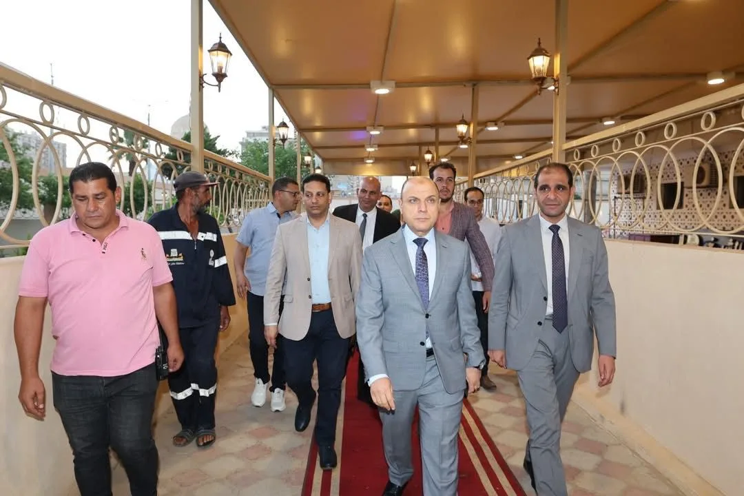 محافظ كفر الشيخ يرافق عمال النظافة أثناء جولته لتفقد تطوير مشتل التشجير في الوحدة المحلية محافظ كفر الشيخ يرافق عمال النظافة أثناء جولته لتفقد تطوير مشتل التشجير في الوحدة المحلية