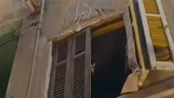 جزء من منزل يتداعى في الزاوية البيضاء بإسنا بالأقصر.. وإخلاء المنازل المجاورة بدون وقوع إصابات. جزء من منزل يتداعى في الزاوية البيضاء بإسنا بالأقصر.. وإخلاء المنازل المجاورة بدون وقوع إصابات.