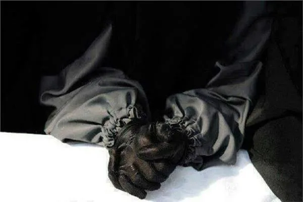 هل من الجائز الصلاة بال gloves؟.. الأزهر يوضح