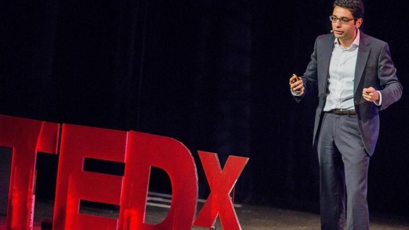 أحد المتحدثين على مسرح TED