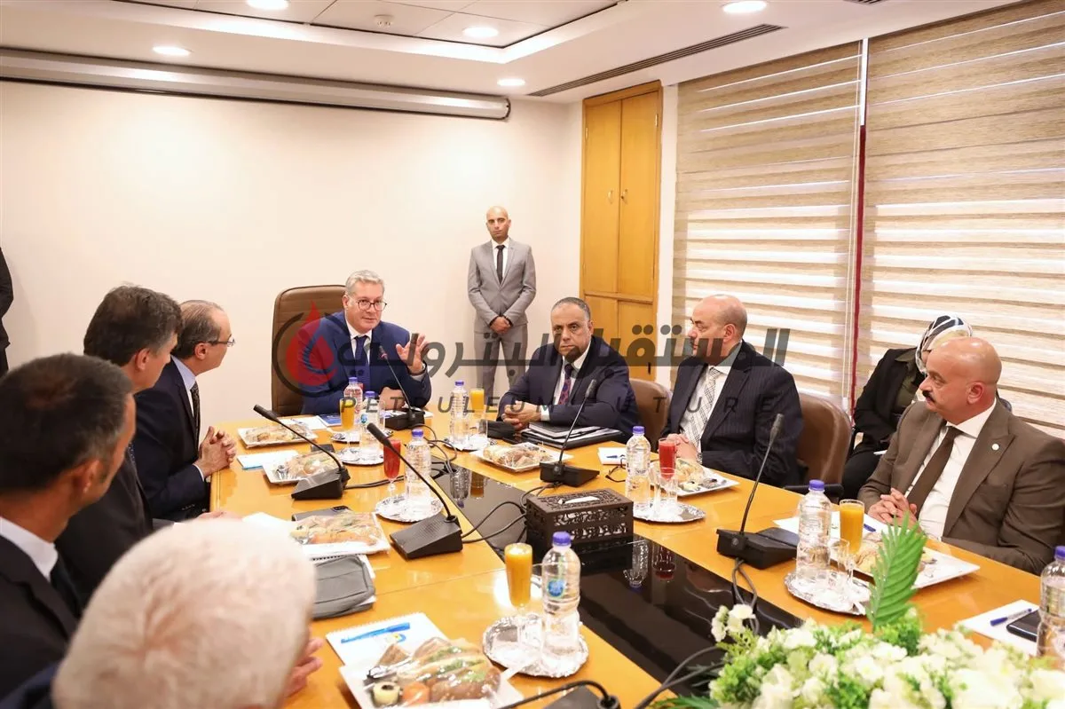 وزير البترول يراقب نتائج الإنتاج في شركة عجيبة والتحديات المقبلة بالتعاون مع شركة “إيني” الإيطالية. وزير البترول يراقب نتائج الإنتاج في شركة عجيبة والتحديات المقبلة بالتعاون مع شركة “إيني” الإيطالية.