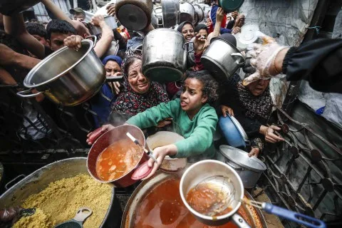 نتنياهو يتناول “إمكانيات” الاتفاق في غزة وسط مجازر جديدة تسفر عن 50 شهيدًا وتفشي الجوع وازدياد معاناة الحرب.