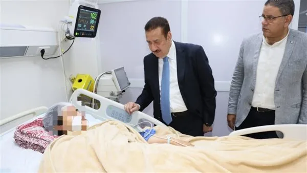 للمرة الثانية.. محافظ المنوفية يتفقد جرحى حادث الإقليمي