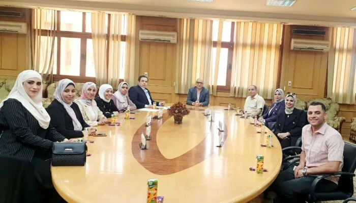 تقديرًا لمساهماتهم المؤسسية.. عميد كلية التجارة في كفر الشيخ يمنح تكريمًا لفريق الدراسات العليا بالكلية تقديرًا لمساهماتهم المؤسسية.. عميد كلية التجارة في كفر الشيخ يمنح تكريمًا لفريق الدراسات العليا بالكلية