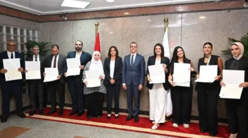 وزير الاستثمار يوزع شهادات الدفعة الأولى من خريجي الدبلوم الدولي في التجارة الخارجية بمركز التدريب