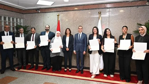 وزير الاستثمار يوزع شهادات الدفعة الأولى من خريجي الدبلوم الدولي في التجارة الخارجية بمركز التدريب