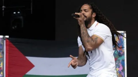 تصريحات Bob Vylan الداعمة لفلسطين تثير الجدل في مهرجان غلاستونبري وتغضب المسؤولين البريطانيين تصريحات Bob Vylan الداعمة لفلسطين تثير الجدل في مهرجان غلاستونبري وتغضب المسؤولين البريطانيين