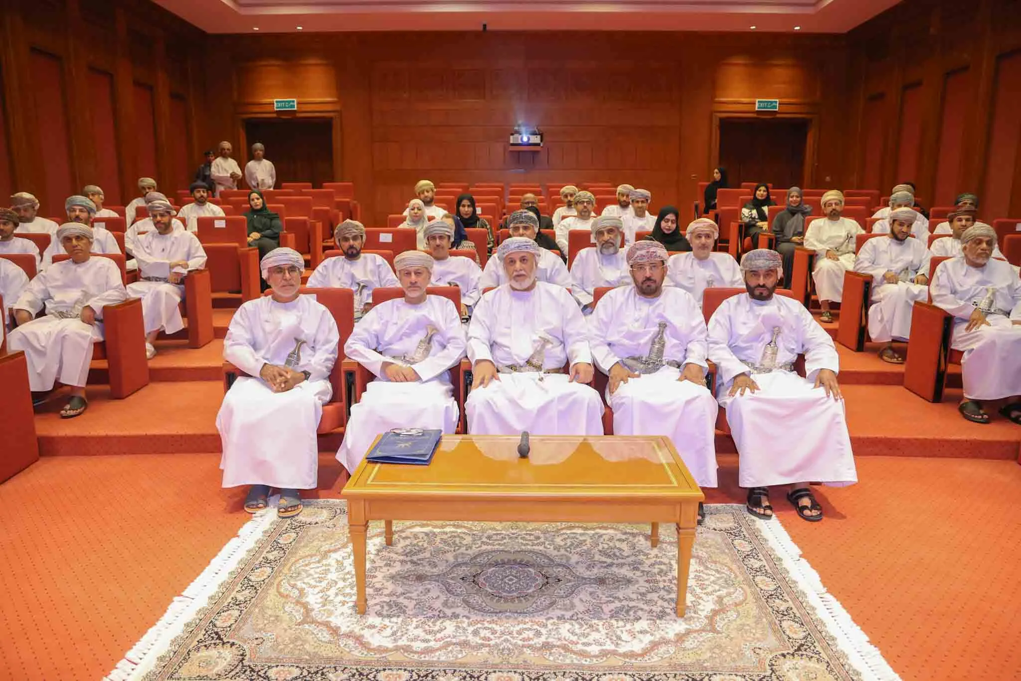 الجهاز الاستثماري العماني يعرض في مجلس الدولة إنجازاته في إدارة الشركات.