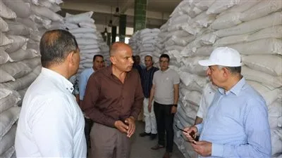 خلال زيارة إلى سمالوط.. محافظ المنيا يتأكد من توفر مخزون المواد الغذائية الأساسية