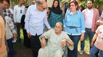 محافظ المنيا يقدّم كرسيًا كهربائيًا لـ«عم منصور» كعربون شكر لتبرعه بأرض للدولة.