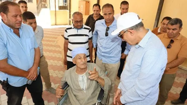 خلال زيارته لقرية الجزائر بسمالوط، محافظ المنيا يهدي كرسيًا كهربائيًا لـ “عم منصور” تقديرًا لمساهمته المجتمعية وتبرعه بأرض الوحدة الصحية. خلال زيارته لقرية الجزائر بسمالوط، محافظ المنيا يهدي كرسيًا كهربائيًا لـ “عم منصور” تقديرًا لمساهمته المجتمعية وتبرعه بأرض الوحدة الصحية.