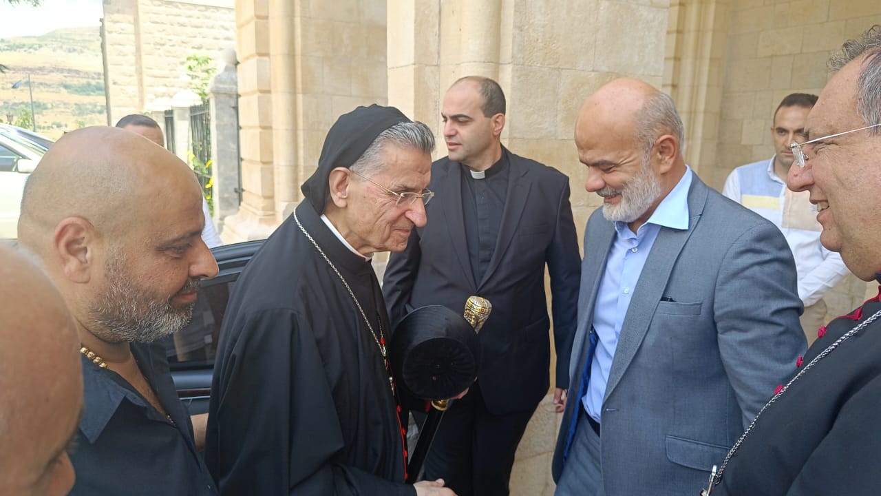 البطريرك الراعي وزوّاره في الديمان (النهار).
