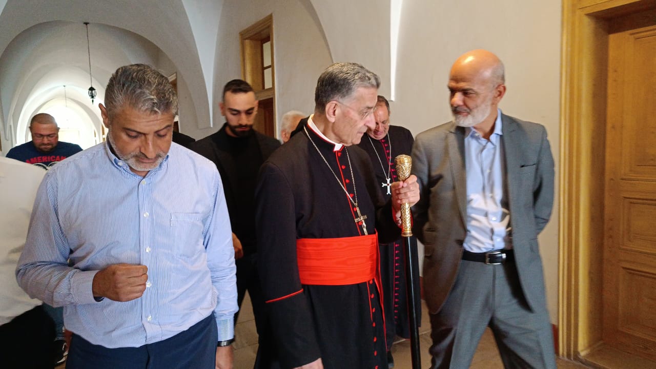 البطريرك الراعي وزوّاره في الديمان (النهار).