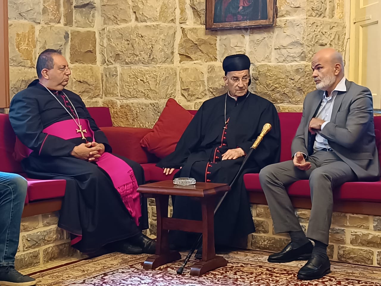 البطريرك الراعي وزوّاره في الديمان (النهار).
