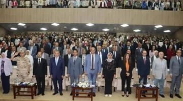 محافظ القليوبية ورئيس جامعة بنها وتنسيقية شباب الأحزاب يحضرون احتفال الجامعة بالذكرى الثانية عشرة لثورة 30 يونيو المجيدة.