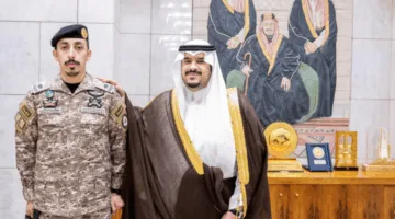 نائب أمير منطقة الرياض يكرّم الرائد الشكرة بتسليمه رتبته الجديدة.