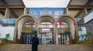 محاكمة مواطن مغربي في فرنسا بتهمة قتل زوجته وأختها