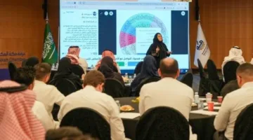 مناقشة غرفة مكة حول تأثير الذكاء العاطفي والمرونة في مكان العمل