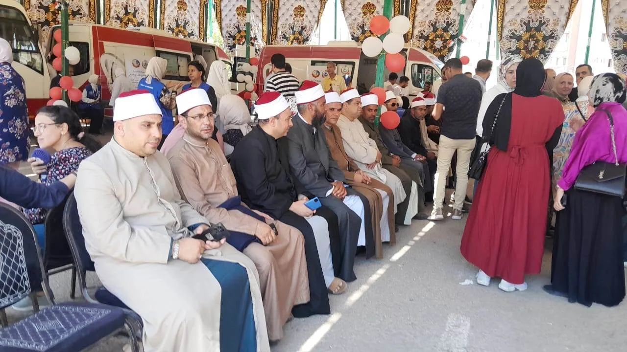 في مركز دمنهور الثقافي.. محافظ البحيرة تتابع أنشطة حملة التبرع بالدم