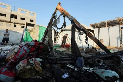 ارتفاع عدد الشهداء في غزة إلى 97 جراء الغارات الإسرائيلية التي استهدفت مخيمات النازحين ومناطق مدنية ومقهى ومنازل.