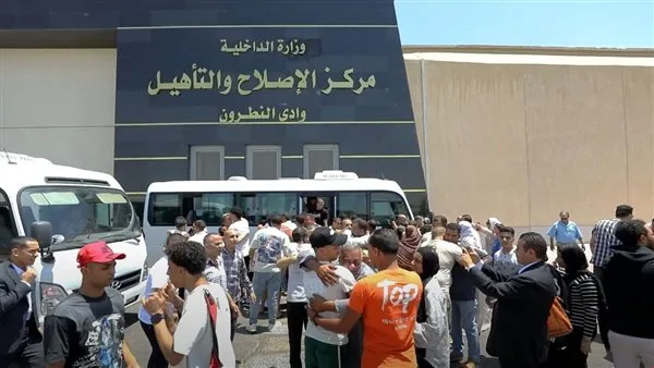 إطلاق سراح 1027 سجينًا احتفاءً بذكرى ثورة 30 يونيو (فيديو) إطلاق سراح 1027 سجينًا احتفاءً بذكرى ثورة 30 يونيو (فيديو)