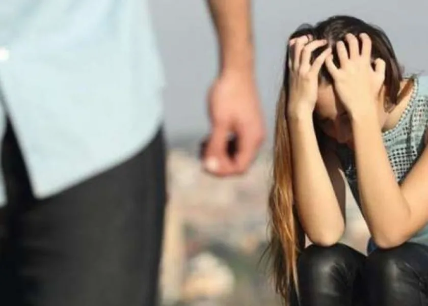 زوج يعتدي على زوجته بموس ويصيب وجهها في منطقة الطالبية
