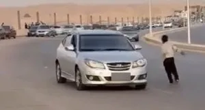 فيديو مثير يظهر طفلًا يلعب قرب السيارات على محور سريع في المقطم.. والسلطات توضح التفاصيل