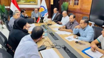 محافظ قنا يستعرض قضايا التقنين والتصالح ويحث على تسريع الجهود وتعزيز نظام الاسترداد