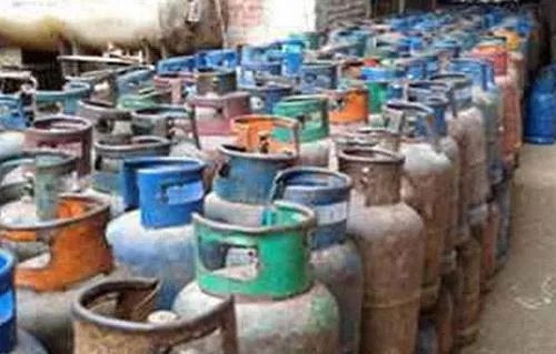 إلقاء القبض على صاحب مستودع متورط في بيع 700 أسطوانة غاز في السوق السوداء إلقاء القبض على صاحب مستودع متورط في بيع 700 أسطوانة غاز في السوق السوداء