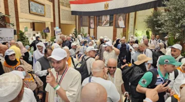 حجاج الجمعيات الأهلية يقومون برمي الجمرات في اليوم الأول من أيام التشريق
