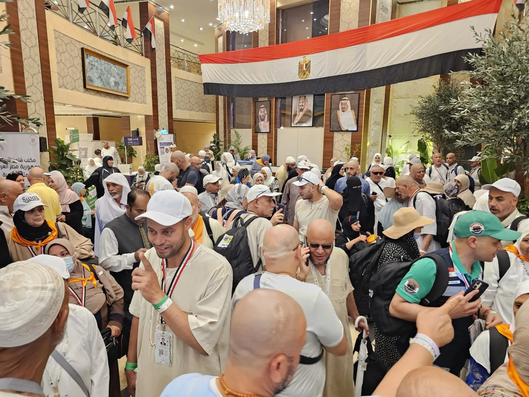 حجاج الجمعيات الأهلية يقومون برمي الجمرات في اليوم الأول من أيام التشريق حجاج الجمعيات الأهلية يقومون برمي الجمرات في اليوم الأول من أيام التشريق