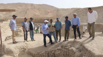 الأمين العام للمجلس الأعلى للآثار يزور مواقع الحفائر الأثرية في الأقصر للتفقد.
