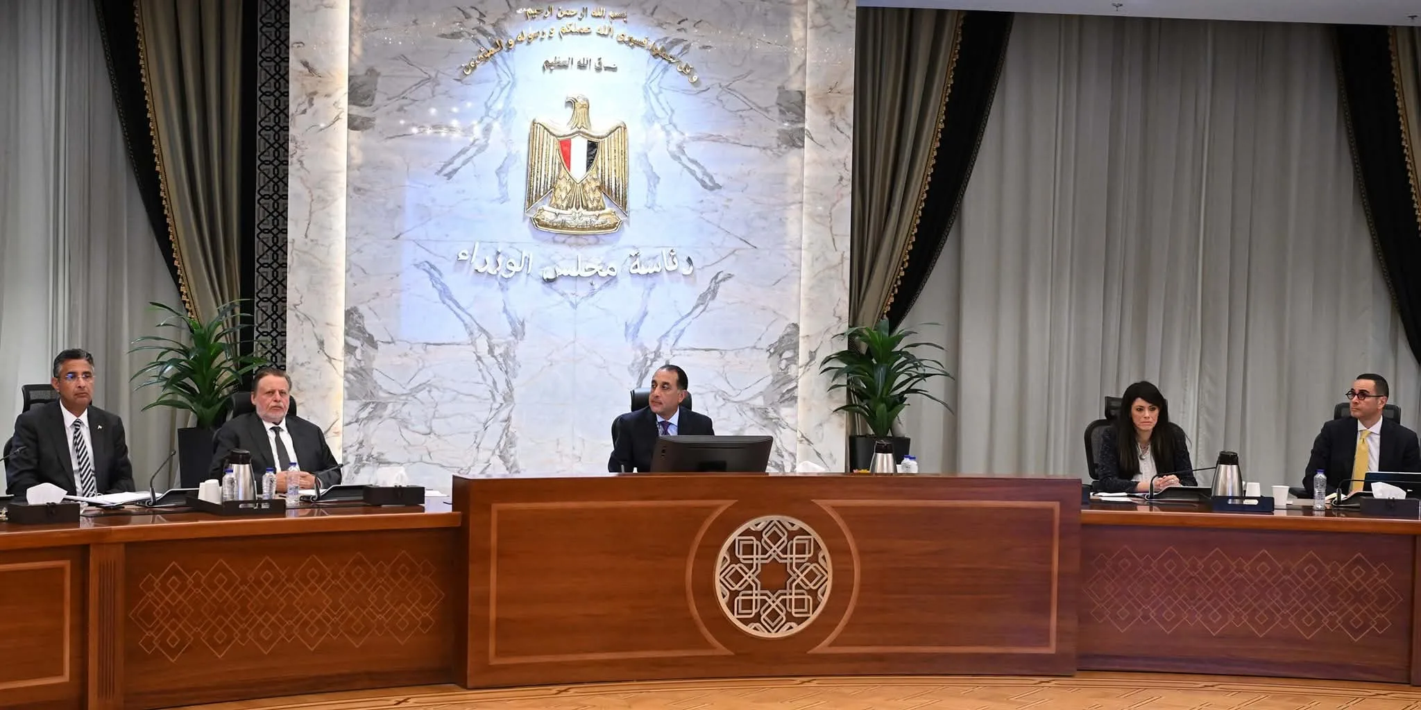 رئيس الوزراء يقود اجتماع المجموعة الاقتصادية لمناقشة مراجعة صندوق النقد وتحسين بيئة الاستثمار رئيس الوزراء يقود اجتماع المجموعة الاقتصادية لمناقشة مراجعة صندوق النقد وتحسين بيئة الاستثمار