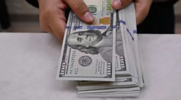انخفاض الدولار الأمريكي عقب بيانات ضعيفة عن التضخم واتفاق تجاري جديد بين الولايات المتحدة والصين