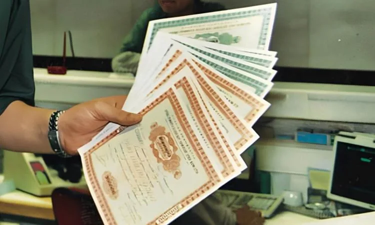 البنك المركزي يُصدر سندات خزانة متغيرة بقيمة 8 مليارات جنيه بفائدة أولية 30.2% البنك المركزي يُصدر سندات خزانة متغيرة بقيمة 8 مليارات جنيه بفائدة أولية 30.2%