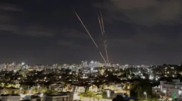 إيران تقصف وسط إسرائيل بصواريخ باليستية بشكل مكثف