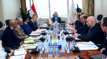 وزير التموين يقوم بمتابعة المخزون الاستراتيجي للسلع الأساسية ويشدد على تأمين الإمدادات وتنظيم التوزيع.