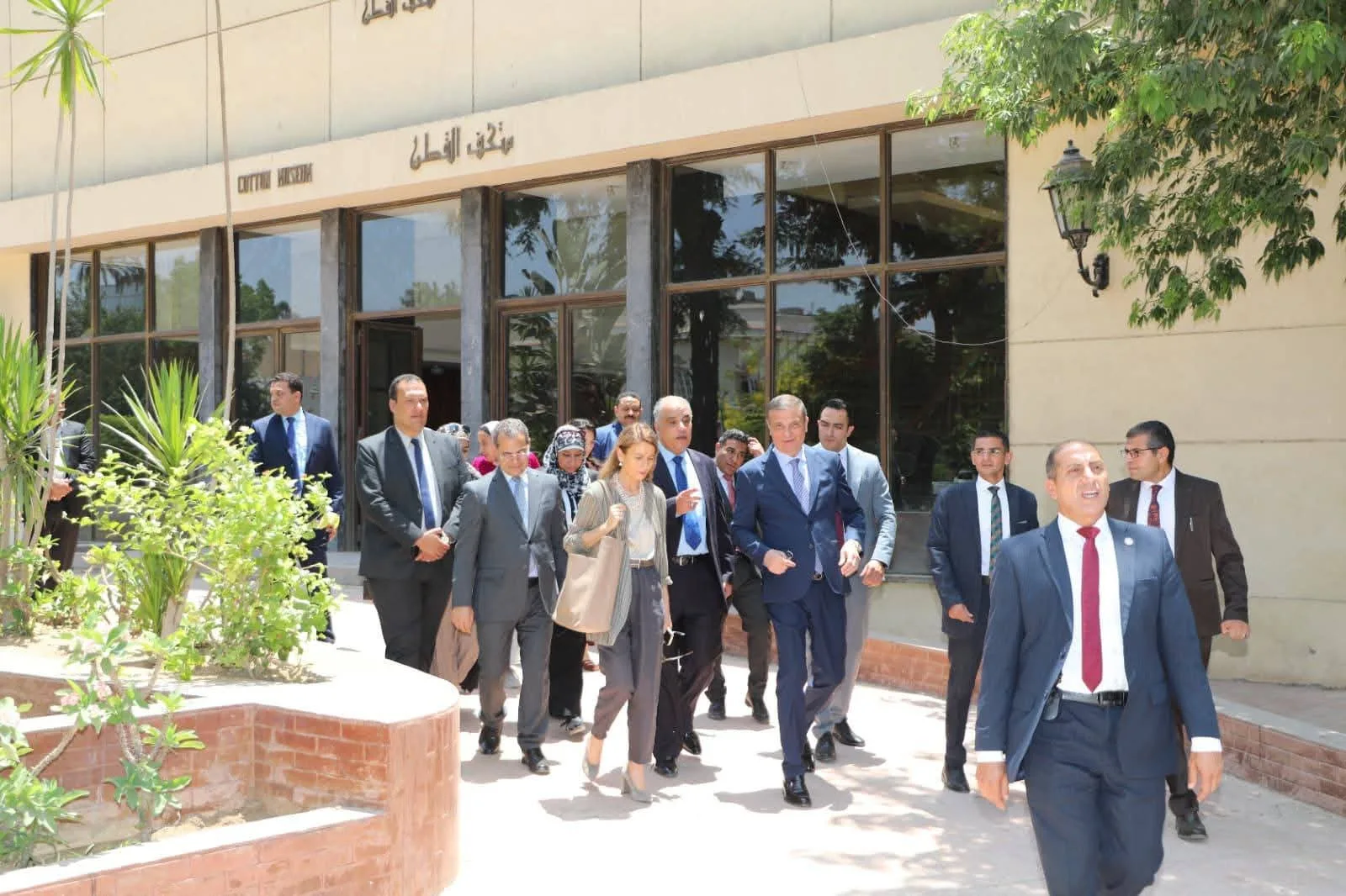 وزير الزراعة يرافق مدير مكتب اليونسكو في جولة بالمتحف الزراعي لتعزيز الشراكة في تحويله إلى مركز عالمي للتراث والمعرفة.