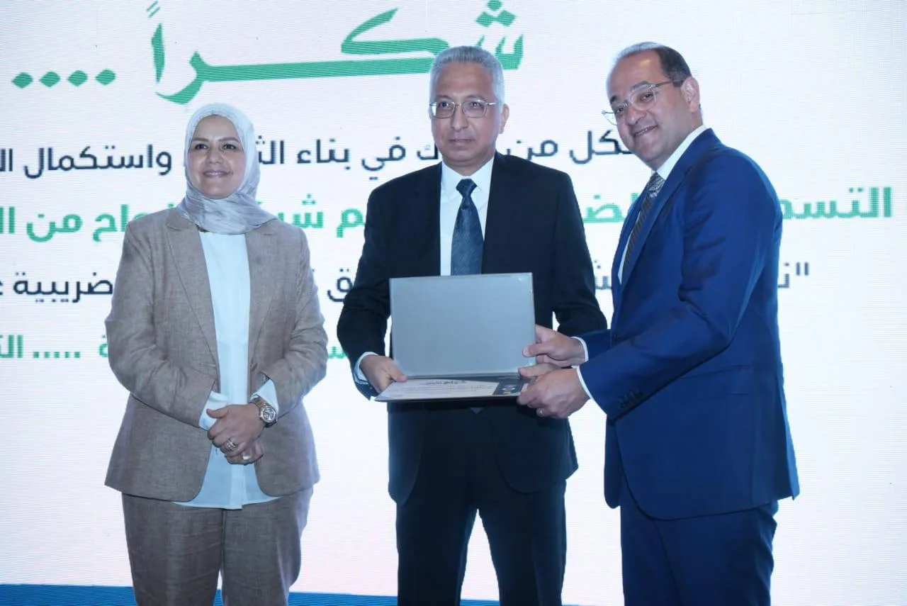 وزير المالية يكرم الممولين البارزين والمساندين لمبادرة “ثقة.. شراكة.. يقين” في إطار تسهيلات ضريبية. وزير المالية يكرم الممولين البارزين والمساندين لمبادرة “ثقة.. شراكة.. يقين” في إطار تسهيلات ضريبية.