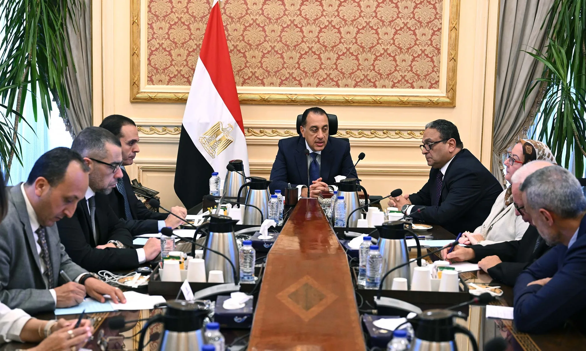 رئيس الحكومة يجتمع بأعضاء اللجنة الاستشارية للاقتصاد الكلي رئيس الحكومة يجتمع بأعضاء اللجنة الاستشارية للاقتصاد الكلي