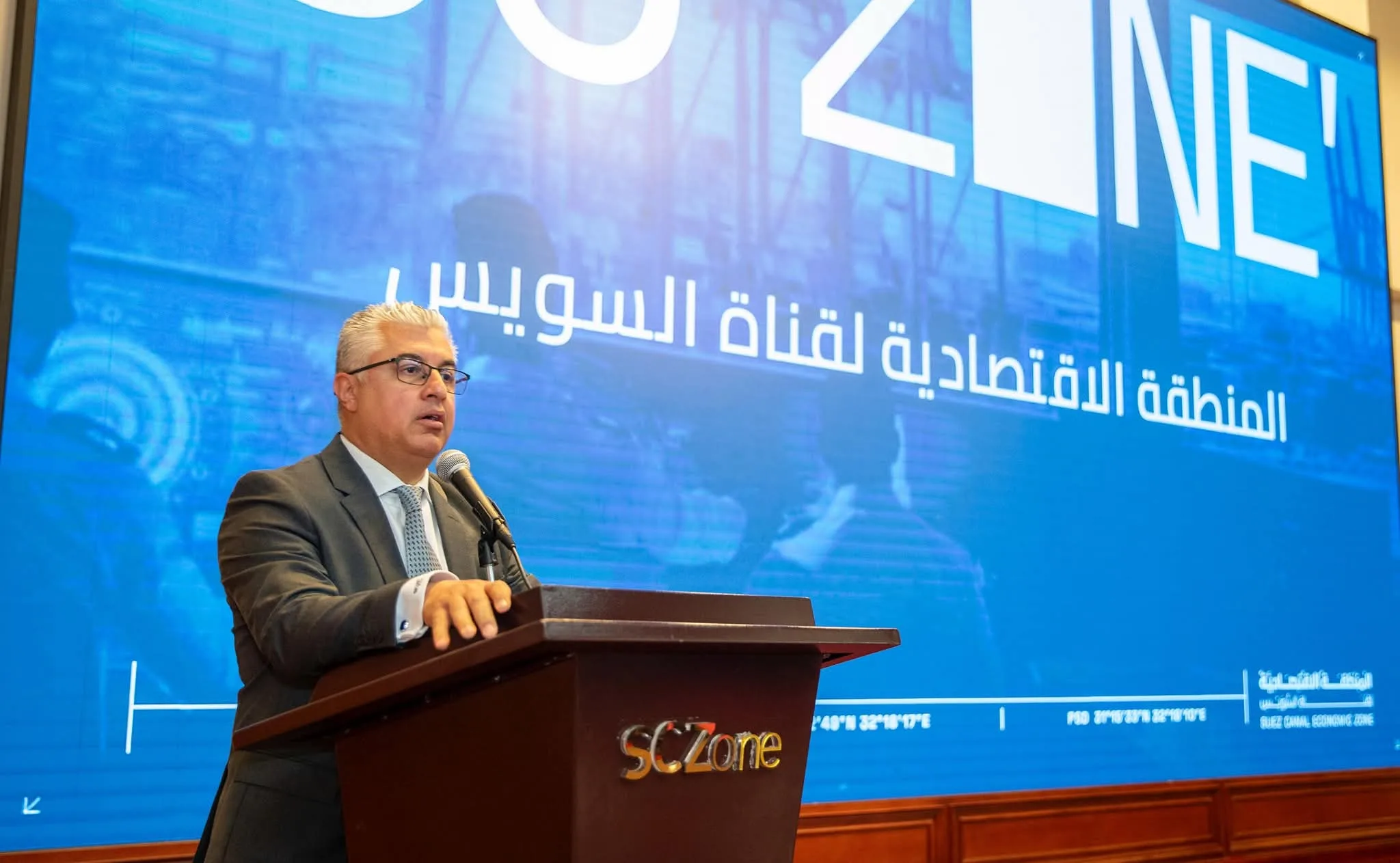 رئيس هيئة قناة السويس الاقتصادية يجتمع مع 30 سفيراً مصرياً لتعزيز الترويج العالمي لفرص الاستثمار في المنطقة.