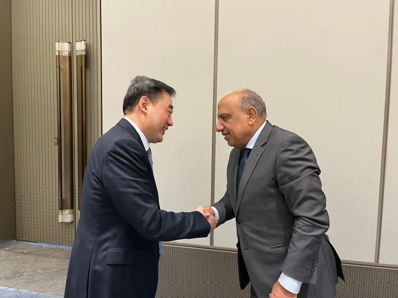 وزير الكهرباء يناقش مع رئيس هيئة الطاقة الصينية تعزيز التعاون والشراكة وزيادة الاستثمارات الصينية